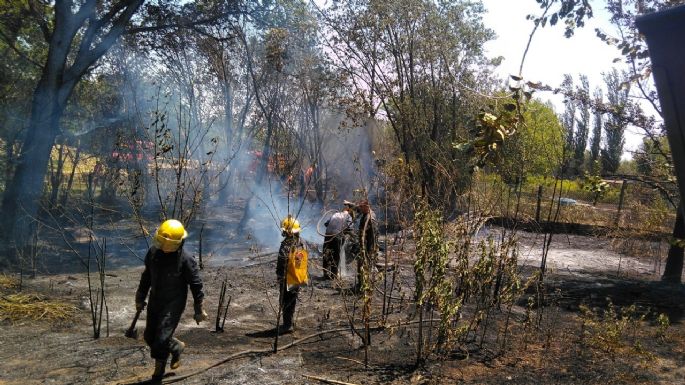 Bomberos sofocaron un incendio en el barrio Barrancas del Río