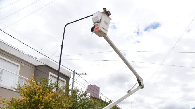Instalaron luces led en una plaza