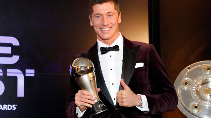 Lewandowski recibió el premio al mejor jugador de 2021
