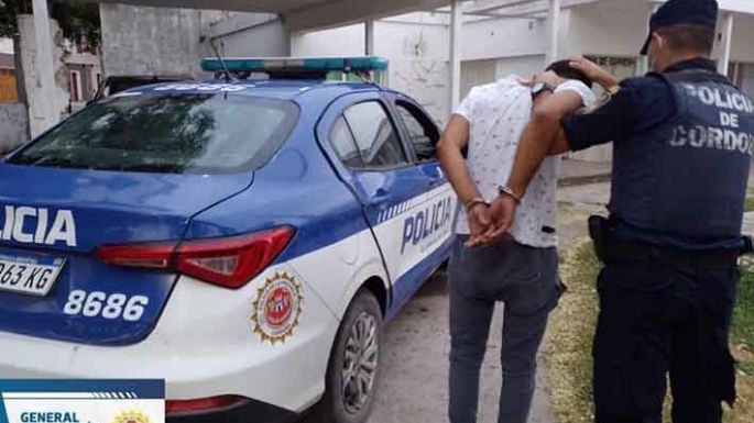Amenazó con un cuchillo para robarle