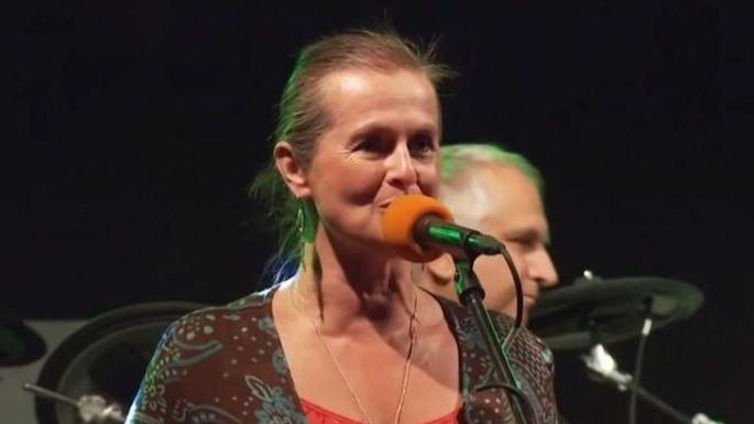 Muere cantante antivacunas tras contagiarse a propósito de COVID-19