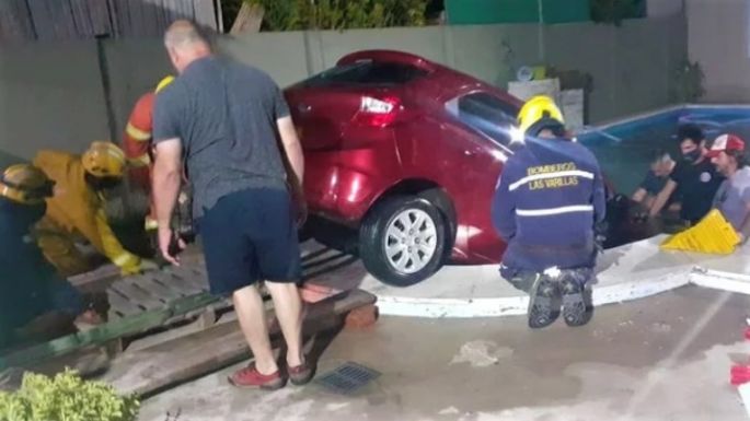 Quiso guardar el auto y terminó adentro de una pileta