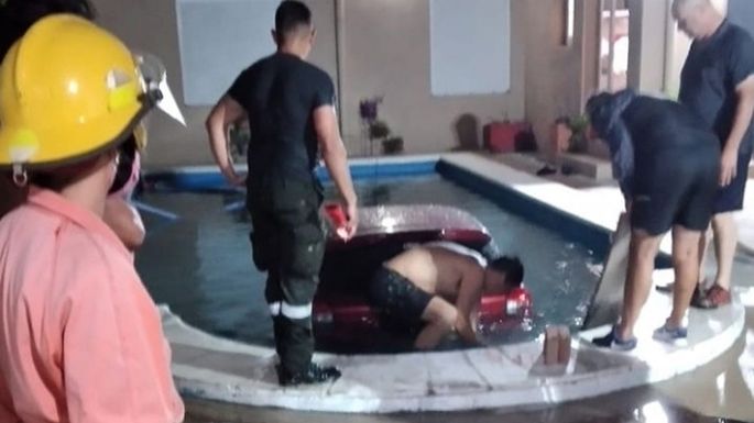 Quiso guardar el auto y terminó en la pileta