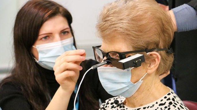 Una mujer de 88 años recupera su visión tras recibir el primer implante de un chip biónico