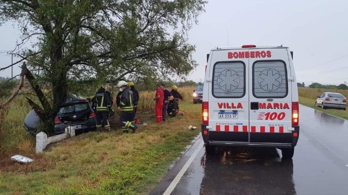 Murió un joven y otro resultó herido tras colisionar con el auto contra un árbol