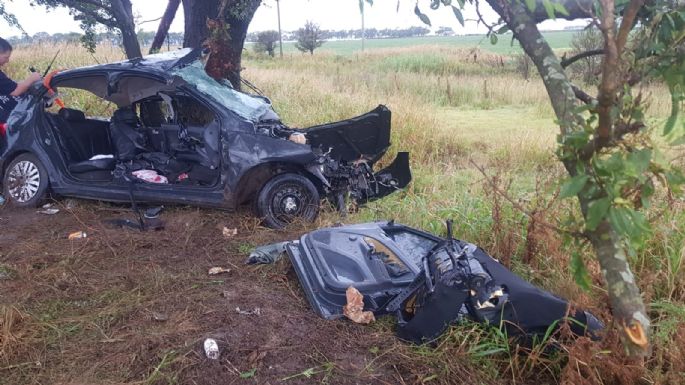 Murió un joven y otro resultó herido tras colisionar con el auto contra un árbol