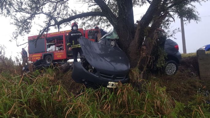 Murió un joven y otro resultó herido tras colisionar con el auto contra un árbol