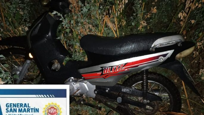 Un menor vio una motocicleta encendida en una vereda y se la llevó, pero terminó detenido