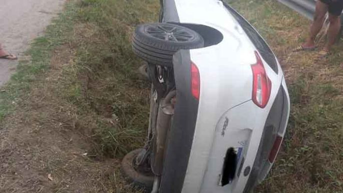 Tumbó al quedar en tres ruedas