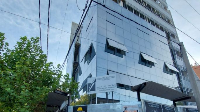 Cuatro menores y un joven rompieron con piedras un vidrio de un edificio en construcción