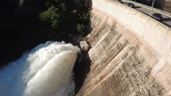 Abren de forma parcial las válvulas del Dique San Roque a la espera de crecidas