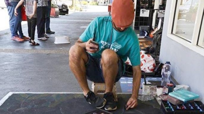 Villamariense promueve el arte con tiza en Australia