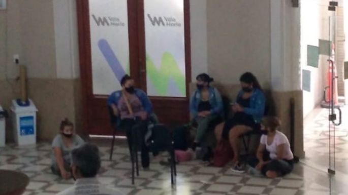 Mujeres de Las Playas se instalaron en el municipio para reclamar por terrenos