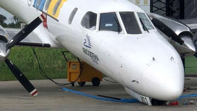 Se le cayó el avión encima
