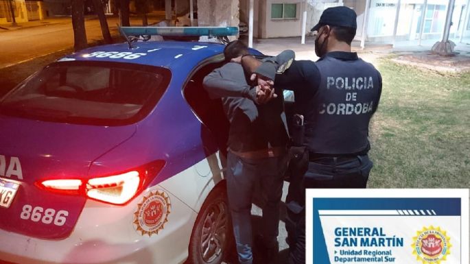 Como no tenía papeles de la moto empezó a insultar y agredir a los policías