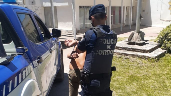 Mientras mantenía una discusión en la vía pública, le tiró piedras a dos autos