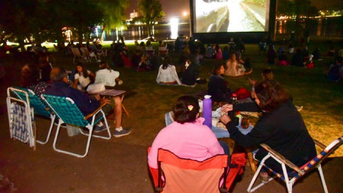Ya comenzó la proyección del filme "Vida poeta" en el Cine Bajo las Estrellas