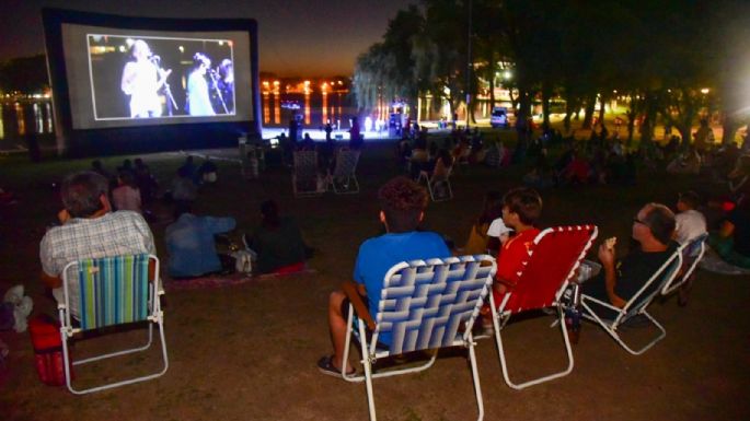 Ya comenzó la proyección del filme "Vida poeta" en el Cine Bajo las Estrellas