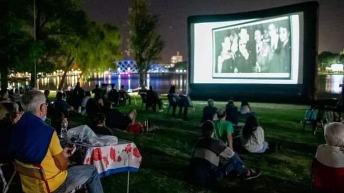Arrancó el "Cine bajo las estrellas" con proyección y música en vivo