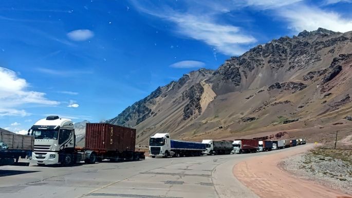Los más de 3 mil camiones que estaban varados en Mendoza comenzaron a cruzar a Chile
