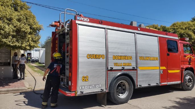 Un vehículo se incendió por completo en barrio Ameghino