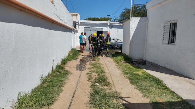 Un vehículo se incendió por completo en barrio Ameghino