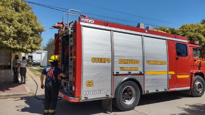 Un vehículo se incendió por completo en barrio Ameghino