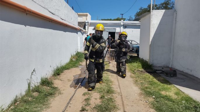Un vehículo se incendió por completo en barrio Ameghino