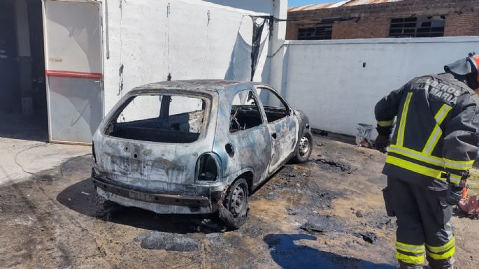 Un vehículo se incendió por completo en barrio Ameghino