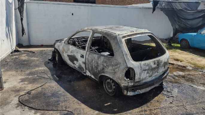 Un vehículo se incendió por completo en barrio Ameghino