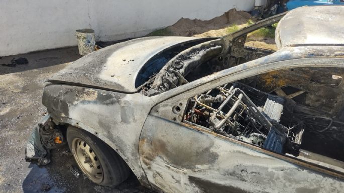Un vehículo se incendió por completo en barrio Ameghino