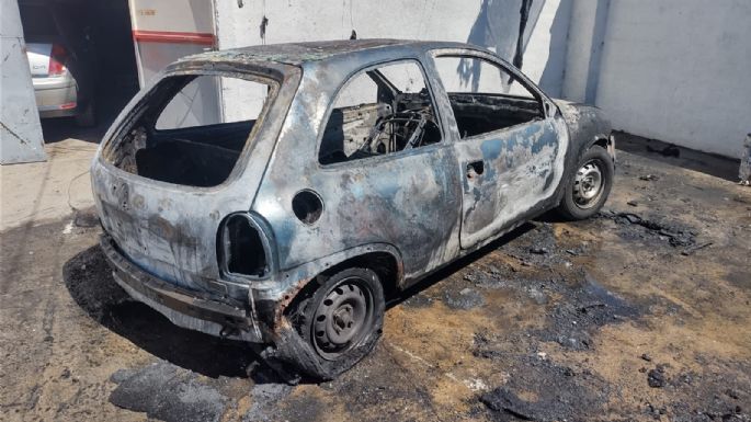 Un vehículo se incendió por completo en barrio Ameghino