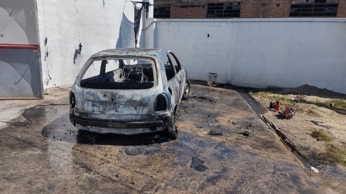 Un vehículo se incendió por completo en barrio Ameghino