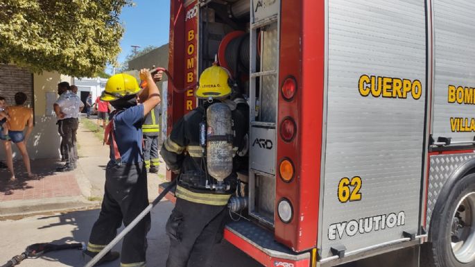 Un vehículo se incendió por completo en barrio Ameghino