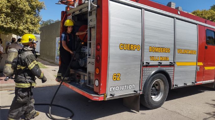 Un vehículo se incendió por completo en barrio Ameghino