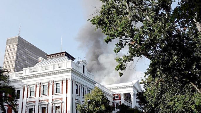 Un incendio destruyó el edificio de la Asamblea Nacional de Sudáfrica