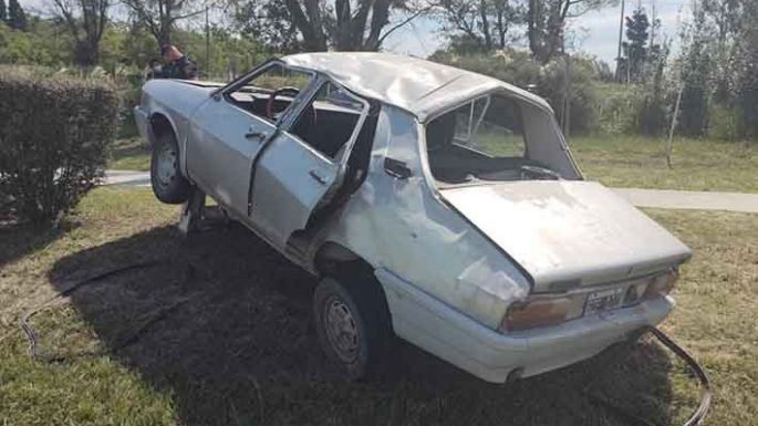 Cinco lesionados  al volcar un auto