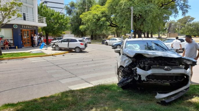 [Video] Fuerte choque de dos camionetas en San Luis y bulevar Cárcano