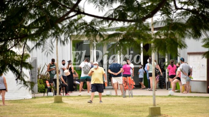 [FOTOS] Otro día con centros de testeos colmados y horas de espera