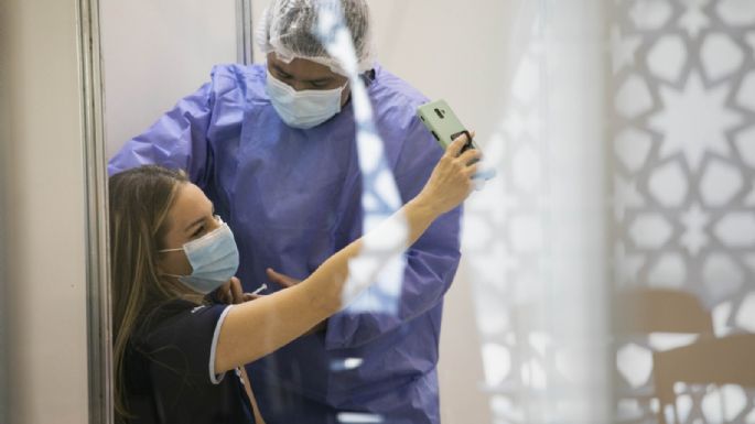 Chicos de entre 12 y 17 años podrán aplicarse la tercera dosis tras un intervalo de cuatro meses