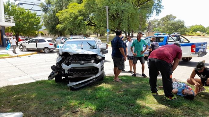 Violento impacto en un bulevar