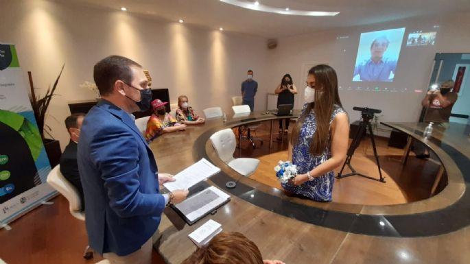 [Videos] Alexis Elsener finalmente se casó por Zoom desde Japón