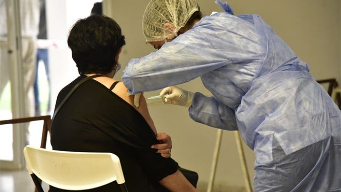 Reducen el intervalo de vacunación a cuatro meses para mayores de 18 años
