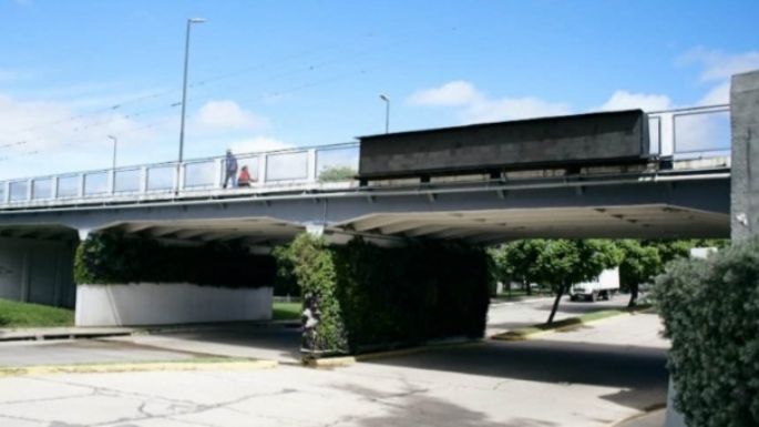 Convocan a muralistas y grafiteros para hacer un mural en el puente Alberdi