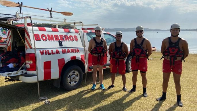Bomberos locales participan de la búsqueda del hombre desaparecido en el lago de Embalse