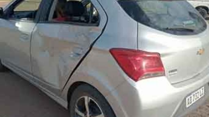 Caballos sueltos patearon un auto y los vecinos denuncian no tener respuestas