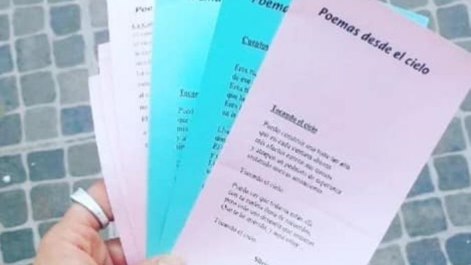 [Vídeos] Lanzaron miles de poemas desde el cielo