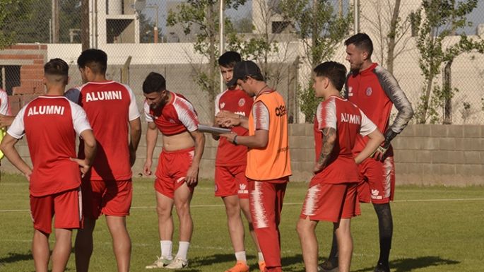 Alumni y Alem debutarán el domingo a las 19 en la Placita