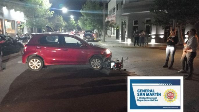 Dos motociclistas sufrieron fracturas tras ser atropelladas por un auto