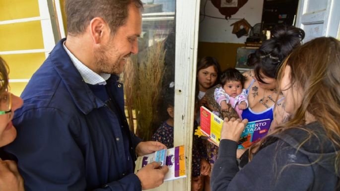 Gill entregó bibliotecas infantiles a las familias de 3 bebés